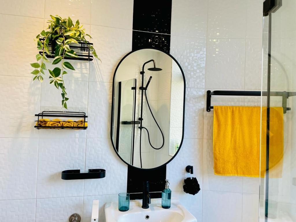 Stylish, Fully Equipped Beside Hyde Park Apartment *